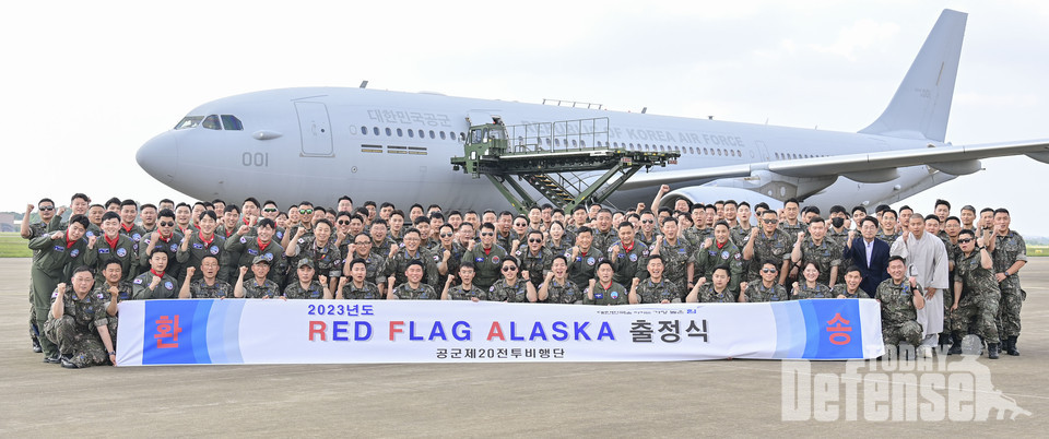 5월 31일(수) 서산기지에서 진행된 '2023 레드플래그 알래스카 출정식'에서 훈련 참가요원들이 KC-330 다목적 공중급유수송기를 배경으로 기념촬영하고 있다.(사진:공군)