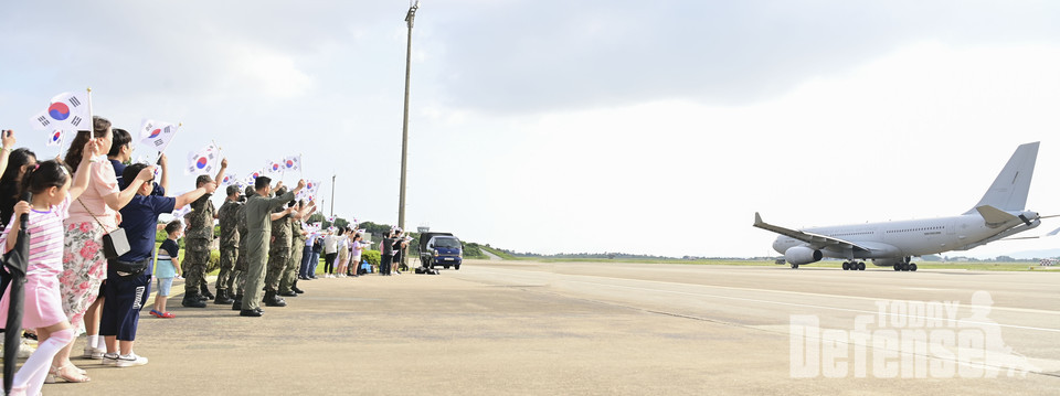 5월 31일(수) 서산기지에서 훈련 인원과 일부 물자를 실은 KC-330 다목적 공중급유수송기가 부대 장병과 군가족들의 응원을 받으며 이륙을 위해 활주로로 이동하고 있다.(사진:공군)