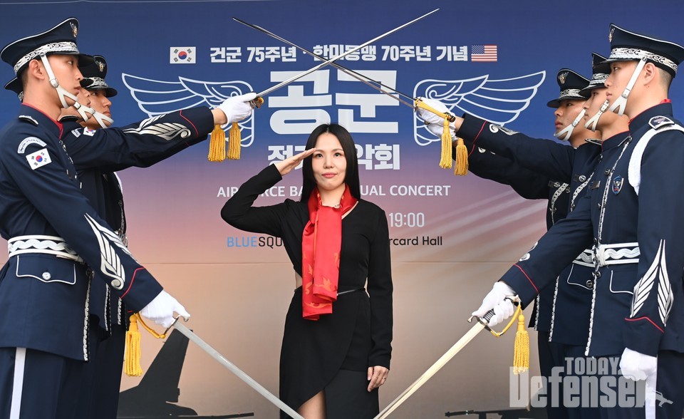 공군은 6월 1일(목) 서울 용산구에 위치한 블루스퀘어에서 ‘2023 공군 정기음악회’에 앞서 가수 알리를 홍보대사로 선정하고 위촉식을 실시했다. 알리가 공군 조종사의 상징인 빨간마후라를 매고 경례를 하고 있다.(사진:공군)