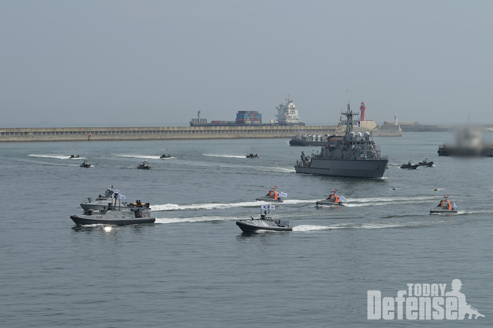 부산 작전기지에서 해군이 선보인 '해양 유무인 복합전투체계 적용 상륙작전' 시연 행사에서 유무인 전력들이 기동하고 있다.(사진:해군)