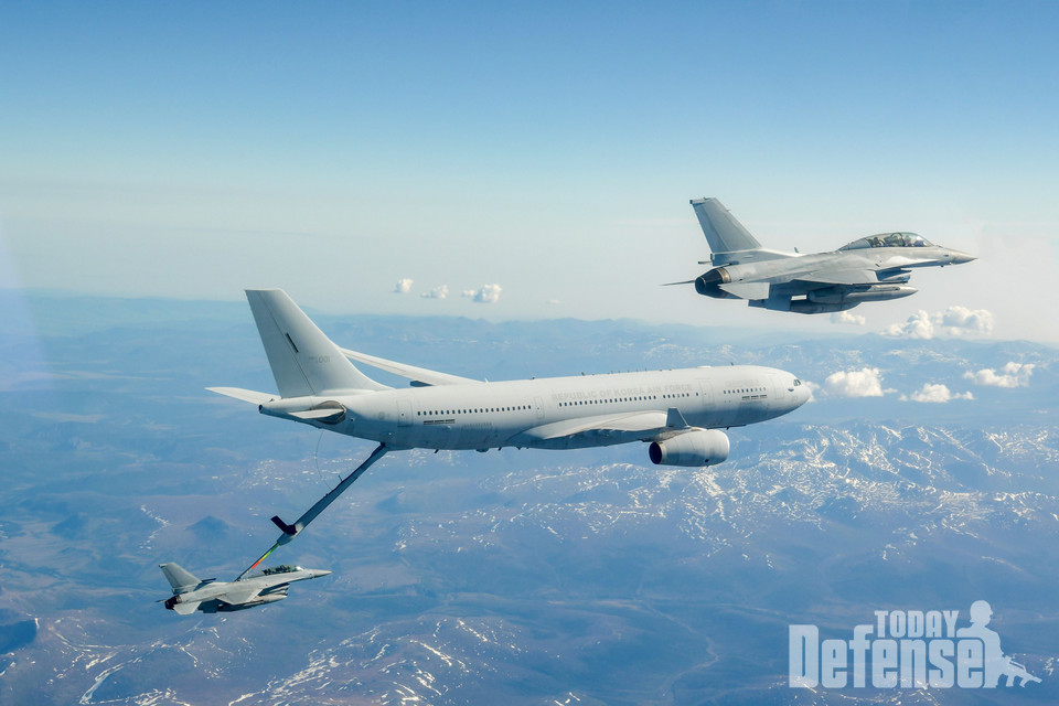 KC-330 다목적 공중급유수송기가알래스카 상공에서 KF-16 전투기에게 공중급유를 하고 있다.(사진:공군)