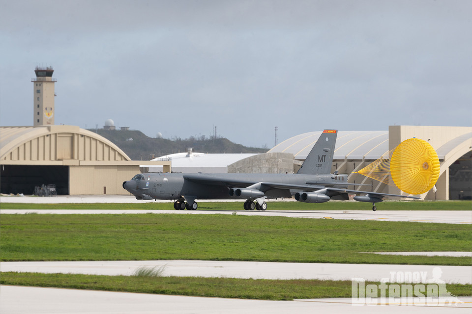 2023년 6월 12일, 노스다코타주 미노트 공군기지의 제23폭격비행대대 소속 미 공군 B-52H 전략폭격기가 폭격기신속기동부대로 괌 앤더슨 공군기지에 착륙한 후 낙하산을 전개하고 있다.(사진:U.S.Air Force)