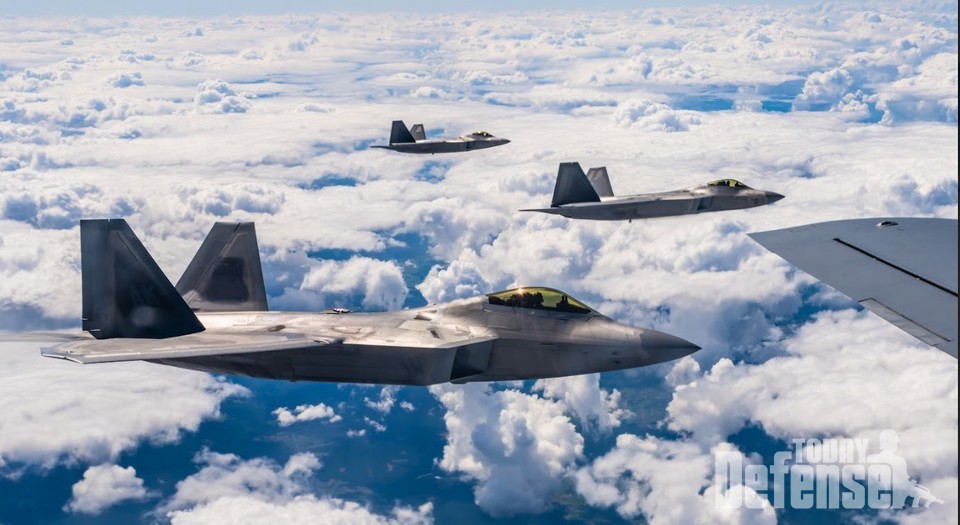 미하원 위원회는 차세대 전투기 개발자금문제로 F-22 퇴역을 요청하는 미공군의 건의를 수용하지 않고 있다.(사진:U.S.Air Force)