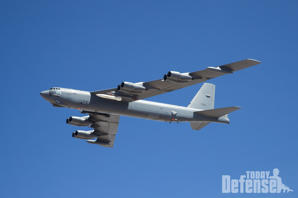 B-52H 전략폭격기에 ARRW를 장착하고 시험발사를 하기 위해 비행하고 있다.(사진:U.S.Air Force)
