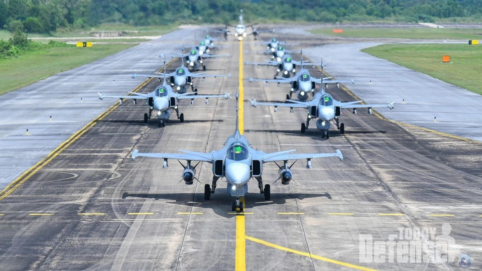 2020년 11월 수랏타니 공군기지에서  '엘레펀트 워크' 능력 시연에서 7비행단 예하 701 비행대대가 그리펜 부대(702 비행대대의 에리아이 포함)의 완전한 가용성을 선보이고 있다.(사진:Saab)