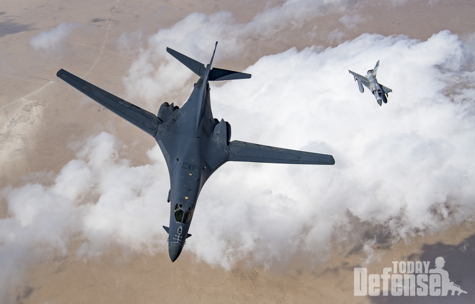 2019년 2월 19일, 합동 방공 훈련 19-01에서 미공군 B-1B 랜서 폭격기와 카타르 미라지 2000-5 전투기가 편대로 비행하고 있다.(사진:U.S.Air Force)