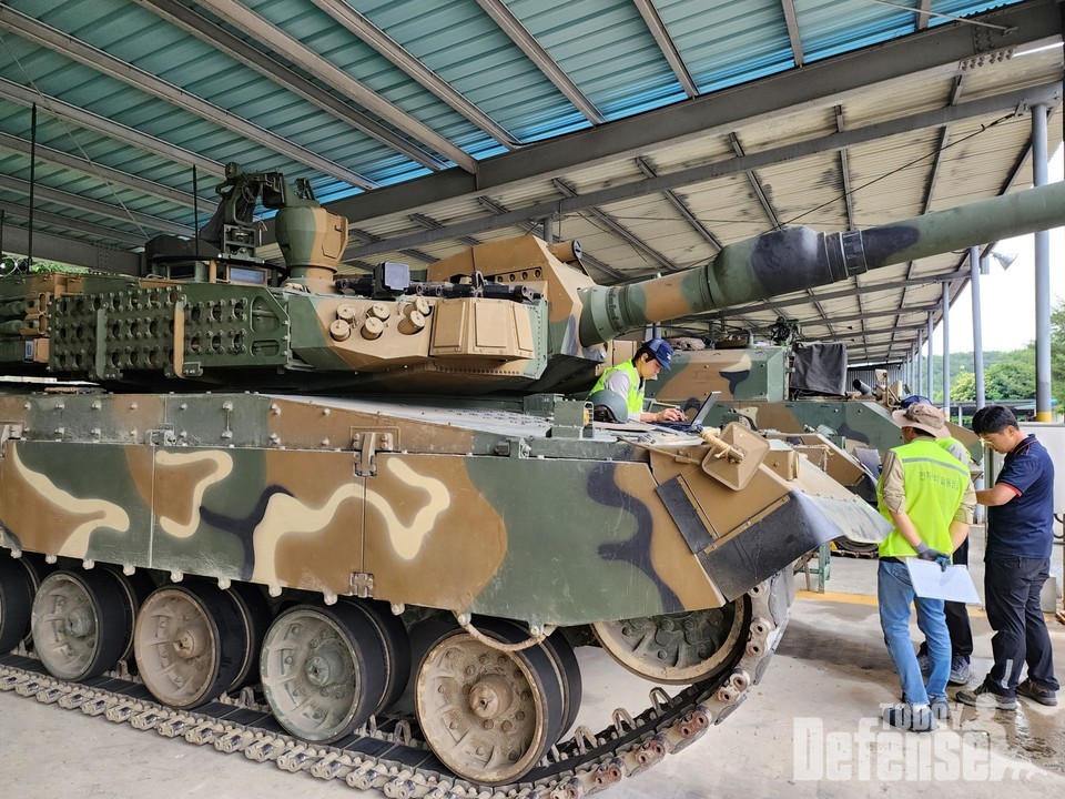 현대로템 직원이 21일 11사단 56전차대대를 방문해 K2전차 점검을 진행하고 있다.(사진:현대로템)