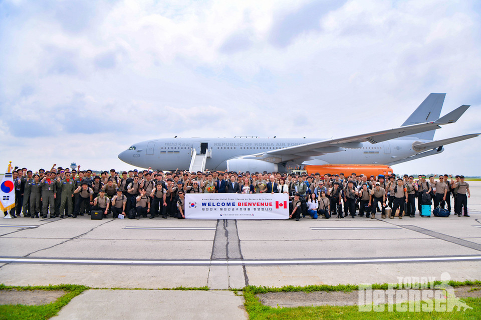 공군 KC-330 다목적공중급유수송기 편으로 7월 2일(현지시간) 캐나다 오타와 공항에 도착한 대한민국 해외긴급구호대(KDRT)와 공군 임무 요원들이 임무완수 결의를 다지고 있다.(사진:공군)