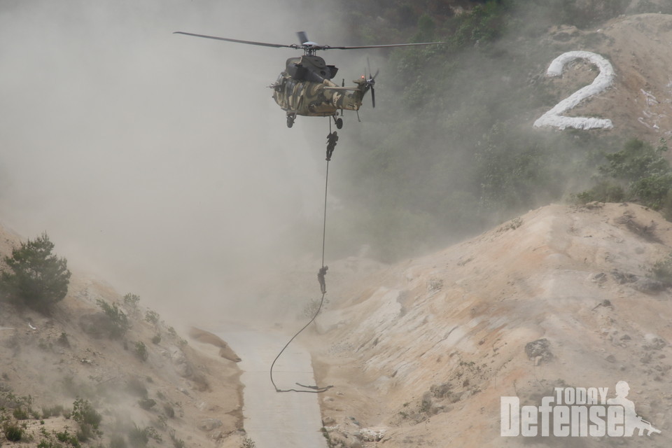 격멸훈련에서 육군장병들이 헬기레펠을 하고 있다.(자료사진:디펜스투데이)