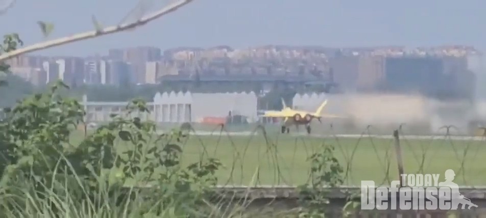 언제 찍힌지는 모르는 J-20 전투기가 WS-15엔진을 장착하고 시험 비행을 하고 있다.(사진:Twitter 캡쳐)