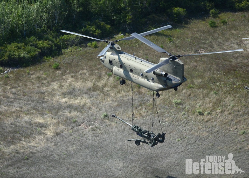 미 육군 CH-47F가 훈련 중 슬링 하중을 수행하고 있다. (사진:Boeing)