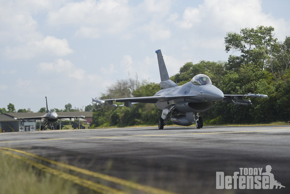 주한미공군 군산 공군기지 제35전투비행대대 소속의 F-16 전투기들이 2023년 6월 13일 인도네시아 로에스민 누르자딘 공군기지의 유도로에서 유도로를 이동하고 있다. 코프 웨스트 23은 양국 간 전술 전투기 훈련으로, 미 공군과 인도네시아 공군이 인도 태평양 지역의 평화 증진을 위해 협력할 수 있도록 준비시키는 훈련을 제공한다.(사진:U.S.Air Force)