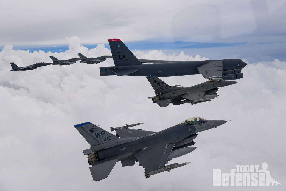 공군의 F-15K와 주한 미공군의 8전비 소속의 F-16, 미 B-52H 전략폭격기가 한반도 상공에서 한미 연합공중훈련을 실시했다.(사진:합동참모본부)