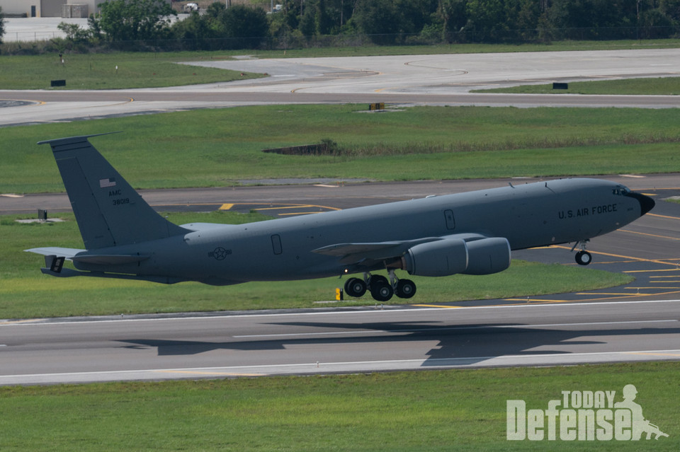 제 6 공중급유비행단에 배치된 KC-135 공중급유가 2023년 7월 5일 플로리다주 맥딜 공군기지를 출발했다. 여러 대의 항공기가 모빌리티 가디언 2023에 참가하기 위해 일본 요코타 공군기지로 향하기 위해 맥딜 기지를 출발했다.(사진:U.S.Air Force)