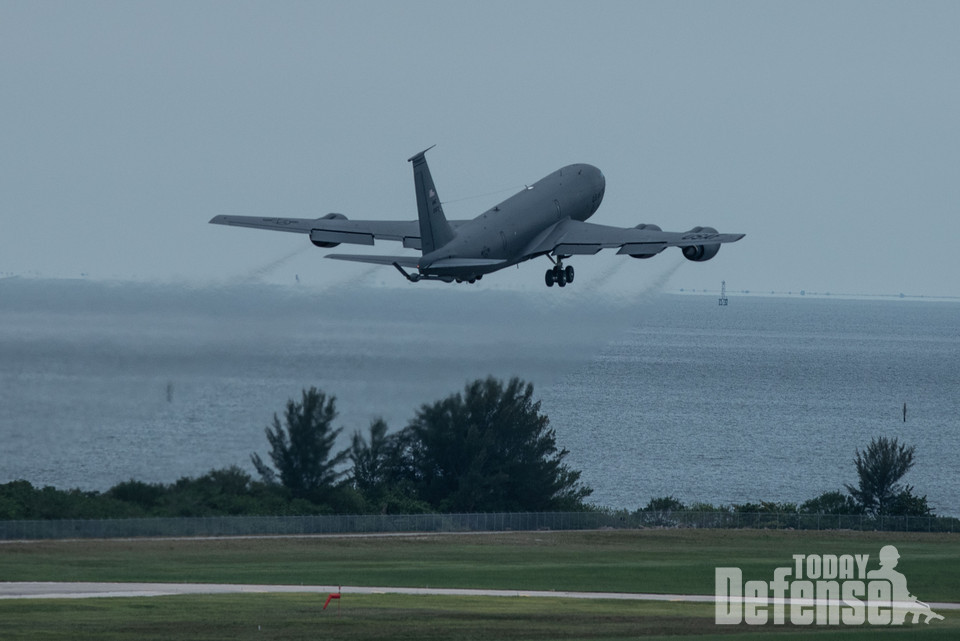 제 6 공중급유비행단에 배치된 KC-135 공중급유기가 2023년 7월 5일 플로리다주 맥딜 공군기지를 출발했다. 여러 대의 항공기가 모빌리티 가디언 2023에 참가하기 위해 일본 요코타 공군기지로 향하기 위해 맥딜 기지를 출발했다.(사진:U.S.Air Force)