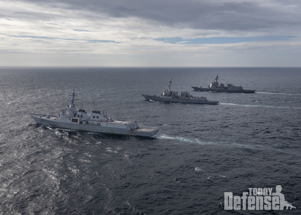 해군의 세종대왕급 구축함 율곡이이함(DDG 992)(왼쪽)과 일본 해상자위대의 아타고급 호위함 마야함(DDG 179)(오른쪽)이 7월 16일 알레이 버크급 유도미사일 구축함 USS 존 핀함(DDG 113)(가운데)과 함께 3국 탄도미사일 방어 훈련을 실시하는 가운데 항해하고 있다.(사진:U.S.NAVY)