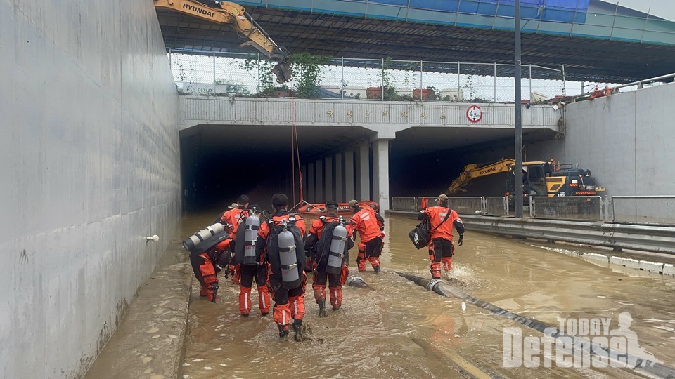 공군 제6탐색구조전대 항공구조사들이 실종자 수색을 위해 충북 청주시 오송읍 궁평리 지하차도로 진입하고 있다.(사진:공군)