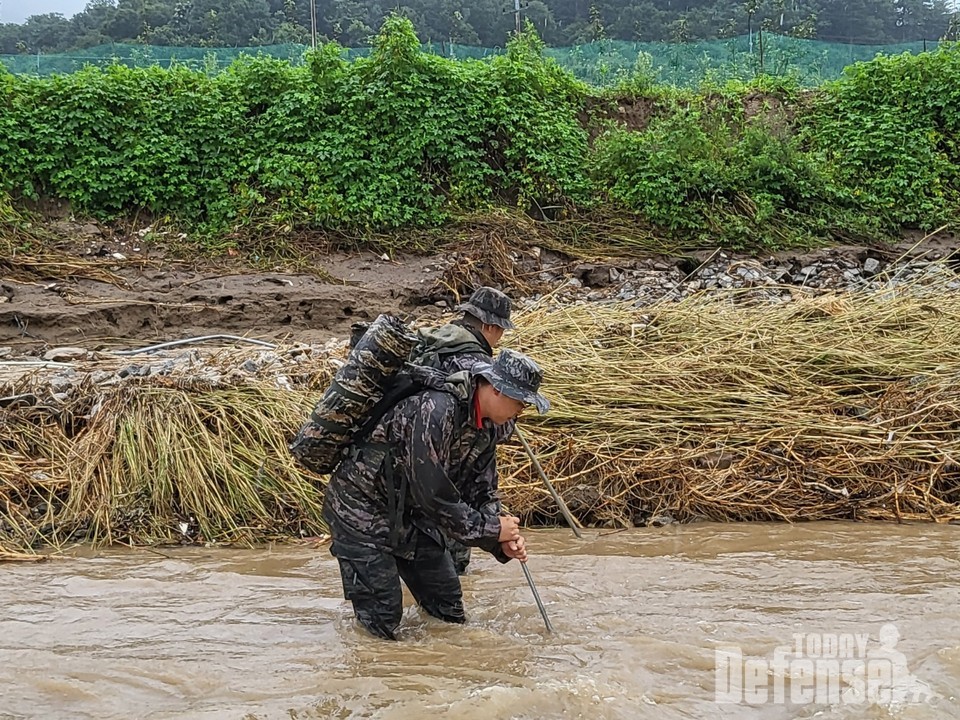 7월 18일 예천군 감천면 벌방리 하천변에서 해병대 신속기동부대 장병들이 실종자 탐색작전을 펼치고 있다.(사진:해병대1사단)