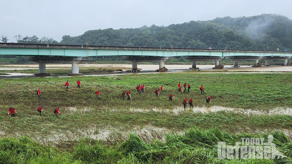 7월 18일 예천군 예천읍 고평리 하천변에서 해병대 신속기동부대 장병들이 실종자 탐색작전을 펼치고 있다 (사진:해병대1사단)