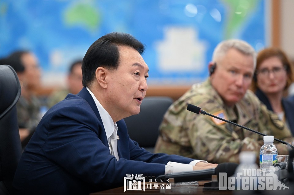 윤석열 대통령이 7월 19일 부산 남구 해군작전사령부 지휘통제실에서 격려사를 하고 있다. (사진:대통령실)
