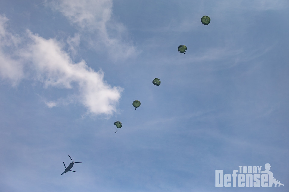 21일까지 3주간 육군특수전학교에서 진행된 공수기본훈련에서 육사 생도들이 강하하고 있다.  (사진:육군)