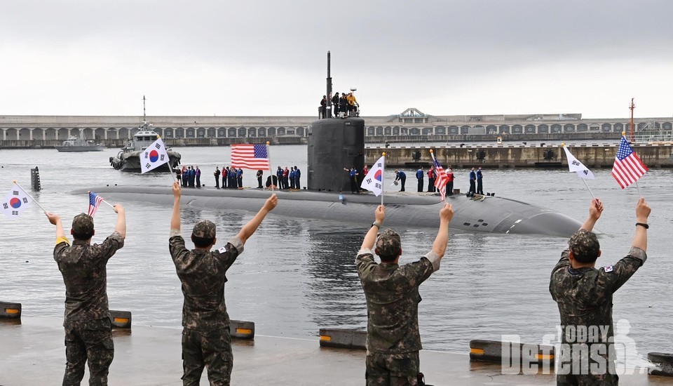 한국 해군 장병들이 7월 24일 오전에 제주해군기지에 입항한 미국 LA급 핵추진잠수함(SSN) 아나폴리스함을 환영하고 있다.(사진:해군)