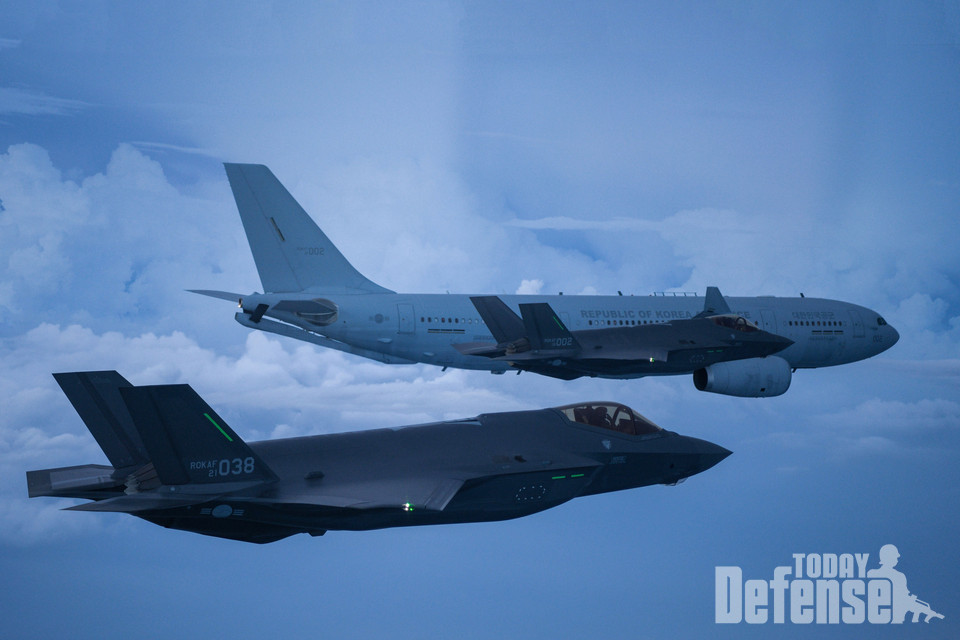 F-35A 프리덤나이트 조종사가 6ㆍ25전쟁에서 전사한 故 최임락 일병 등 국군전사자 7위의 유해를 모신 공군 다목적공중급유수송기(KC-330, 시그너스)에 대한 엄호비행을 시작하며 예우를 갖춰 경례하고 있다.(사진:공군)