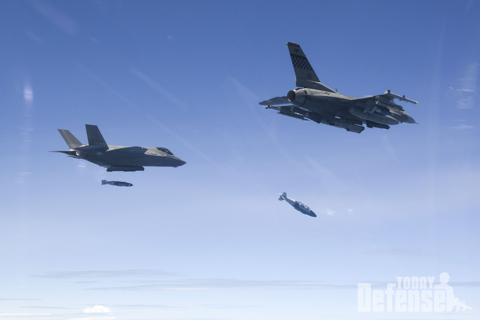 7. 28.(금) 우리 공군의 F-35A가 한미 연합공중훈련인 ‘쌍매훈련’에 처음 참가하여 美공군의 F-16와 함께 목표물을 향해 공대지 폭탄을 투하하고 있다.(사진:공군)