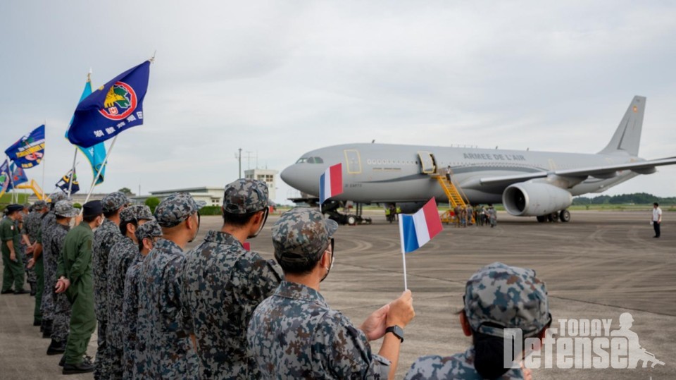 항공자위대 고마츠 기지에 도착한 프랑스 항공우주군을 환영하고 있다.(사진프랑스 항공우주군)