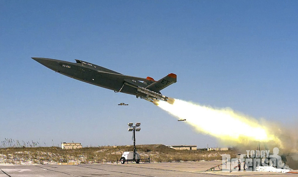 AFRL이 개발한 AI를 탑재한 XQ-58A 발키리가 비행 시연을 했다.(사진:U.S.Air Force)