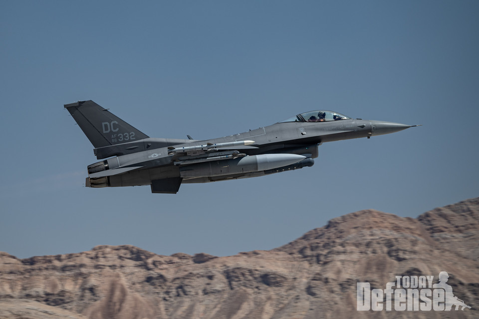 2023년 7월 24일, 네바다주 넬리스 공군기지에서 레드 플래그 23-3 임무를 위해 메릴랜드주 앤드류스 합동기지 113비행단에 배치된 F-16 파이팅 팰콘이 이륙하고 있다. 레드 플래그 훈련은 공군과 감시자들의 첨단 전투 및 전략적 경쟁에 대한 준비태세에 중점을 둔 특별한 훈련을 한다.(U.S.Air Force)