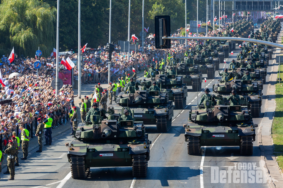 K2 전차대대가 줄지어서 행진하고 있다.(사진:폴란드 국방부)