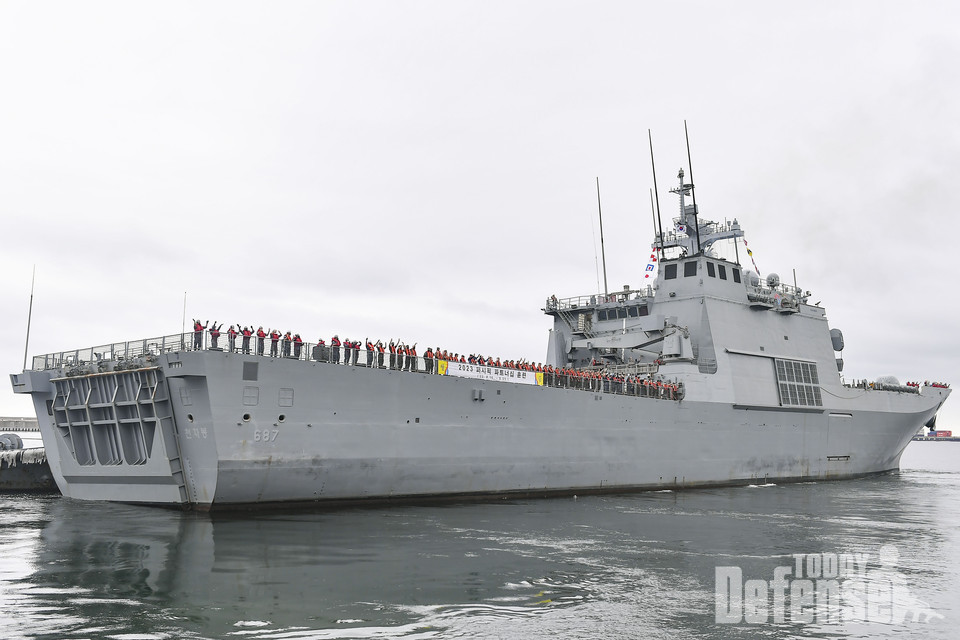 8월 16일 해군 상륙함 최초로 퍼시픽파트너십 훈련에 참가하는 천자봉함이 부산 해군작전기지에서 출항하고 있다.(사진:해군)
