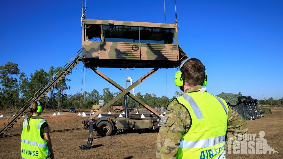 서호주 커틴에 위치한 호주 공군 제44전투비행단 배치형 방어 항공 교통 관리 및 통제 시스템(DDATMCS) 작전실과 이동식 항공 작전 타워(TAOT)가 설치되어 있다.(사진:RAAF)