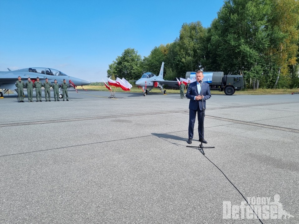 브와슈차크 국방부 장관은 두 대의 FA-50이 이미 공군에서 운용되고 있으며, 올해 말까지 폴란드에 추가로 10대의 FA-50GF 인도될 것이라고  밝혔다.(사진:폴란드 국방부)