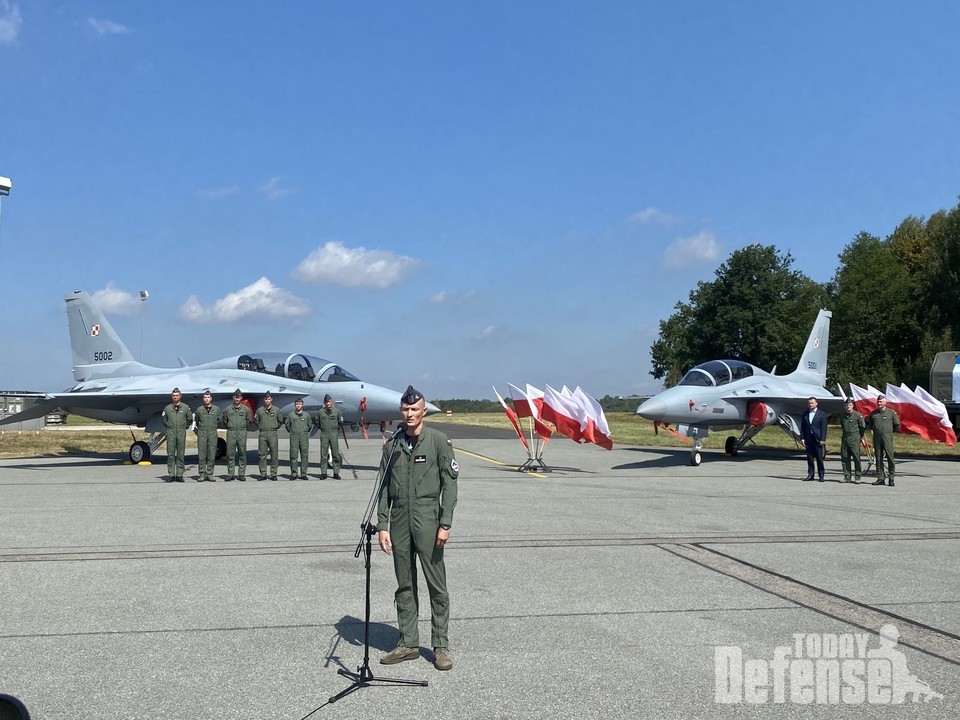 야첵 스톨라렉 소령이 FA-50 전투기의 성능에 놀랐다고 폴란드 기자간담회에서 밝혔다.(사진:폴란드국방부)
