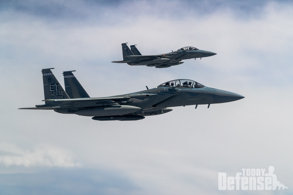 370비행시험비행대대의 F-15EX 이글 II로 공중 급유를 하고 있다. (사진U.S.Air Force)