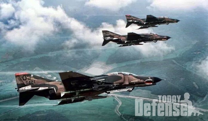 1985년 대한민국 오산 공군기지 상공에서 미 공군 F-4 팬텀 II가 편대를 이루어 비행하고 있다.(사진:U.S.Air Force)