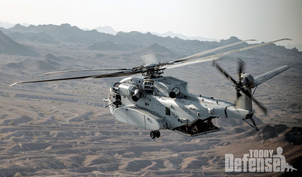 2023년 4월 13일, 제2해병항공단 29 해병항공대대 461 해병 대형 헬기 중대(HMH) 소속 미 해병대 CH-53K 킹 스탈리온이 훈련 중 캘리포니아주 엘 센트로로 향하고 있다. (사진:록히드마틴)