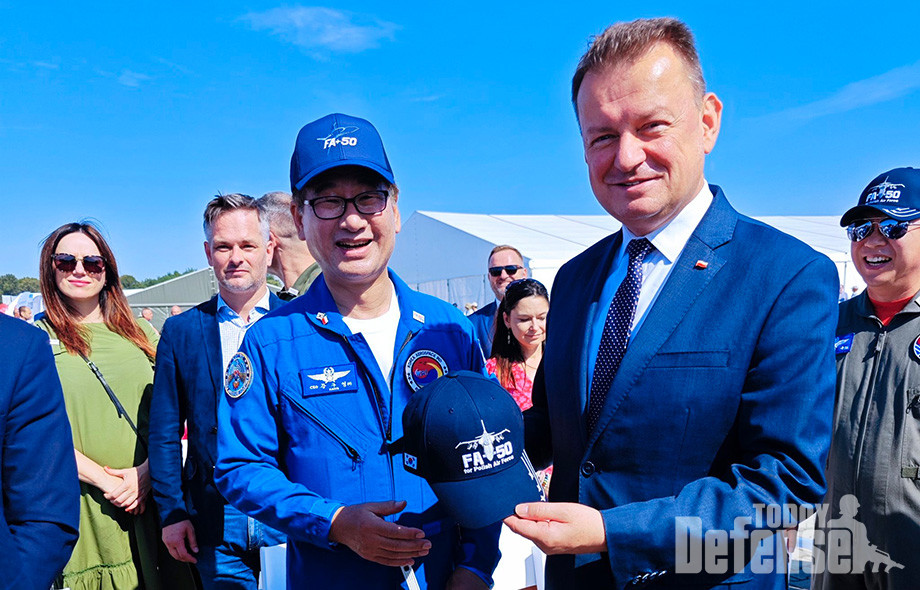 마리우스 브와슈차크 국방부 장관에게 FA-50 모자를 증정하는 KAI 강구영 대표 (사진:KAI)