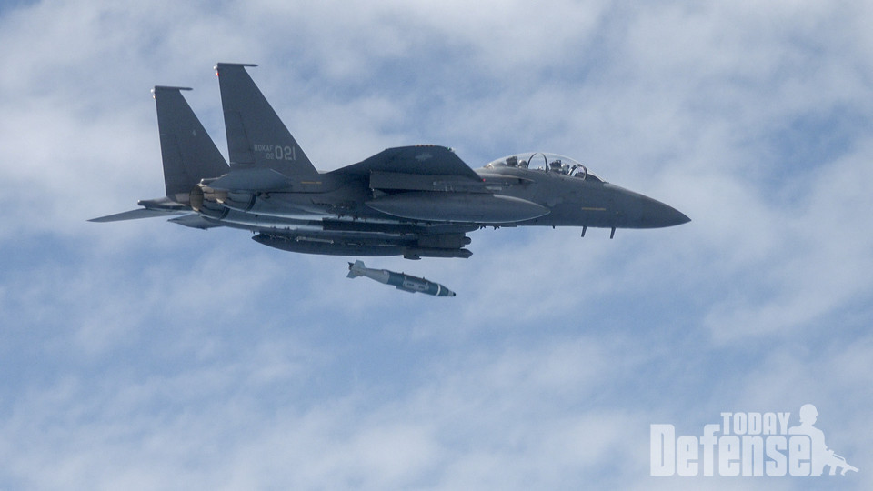 F-15K 전투기가 서해 상공에서 GBU-56(L-JDAM) 공대지 폭탄 투하하고 있다.(사진:공군)