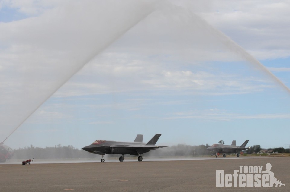 항공자위대 고마쓰 기지에 착륙한 호주공군 F-35A 전투기 현재는 3대만 먼저 도착했다.(사진:항공자위대)