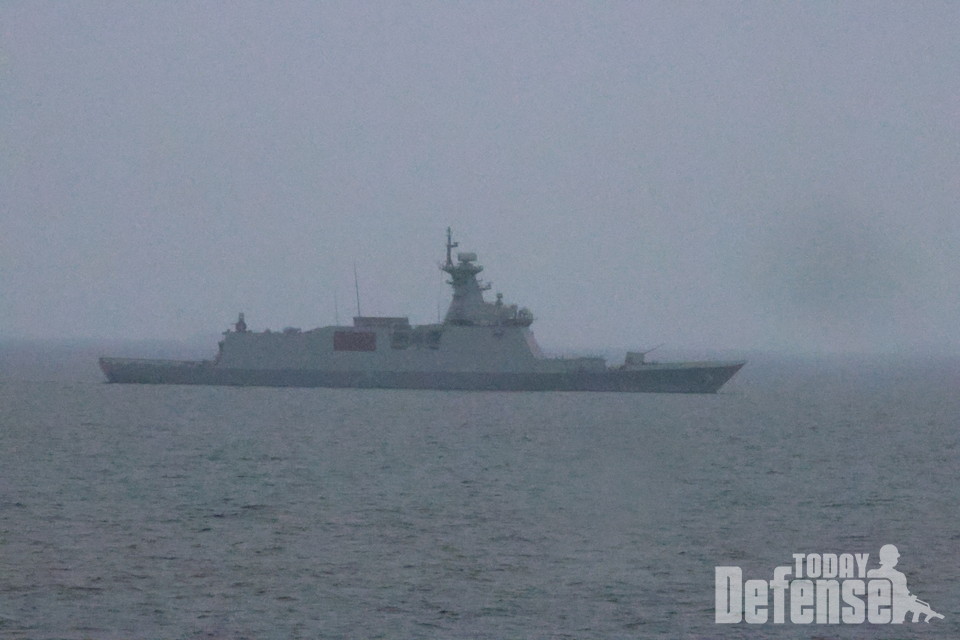 FFG-II 2번함 경남함에서 팔미도에 적을 향해서 함포를 발사하고 있다.(사진:디펜스투데이)