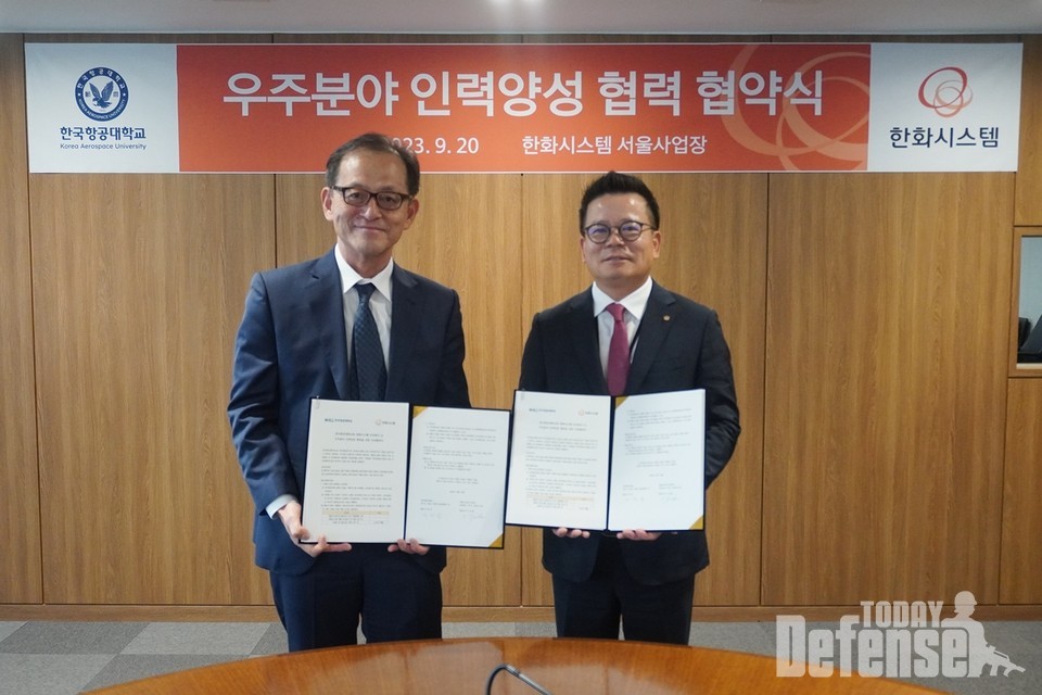 왼쪽부터 허희영 한국항공대 총장과 어성철 한화시스템 대표이사가 협약식에서 기념 촬영을 하고 있다 (사진:한화시스탬)