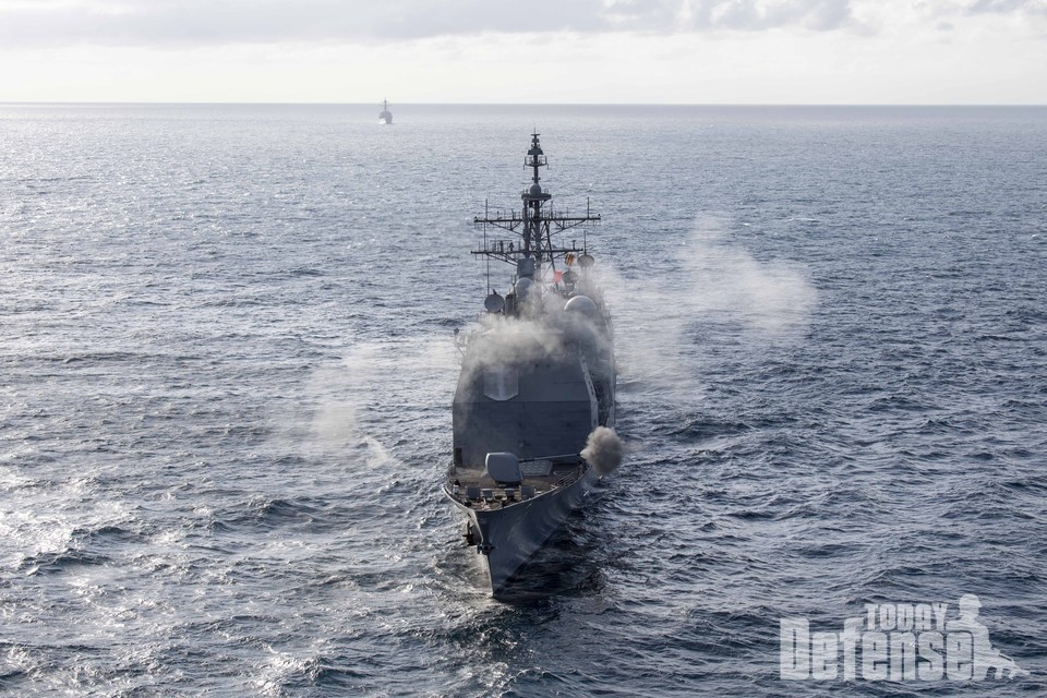 한미 해군이 9월 25일 한미 연합작전 수행능력과 상호운용성을 강화하기 위해 동해상에서 실시한 연합해상훈련에서 미국 해군 로버트스몰스함이 해상사격을 실시하고 있다.(사진:해군)