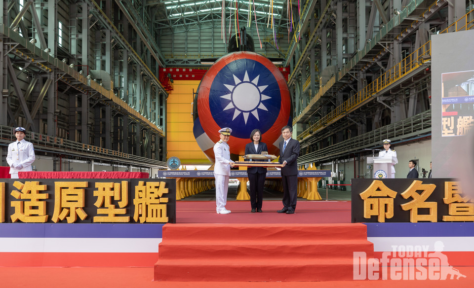 차이잉원 총통이 대만해군의  국산 잠수함 하이쿤함의 진수식에 참가했다.(사진:총통부)