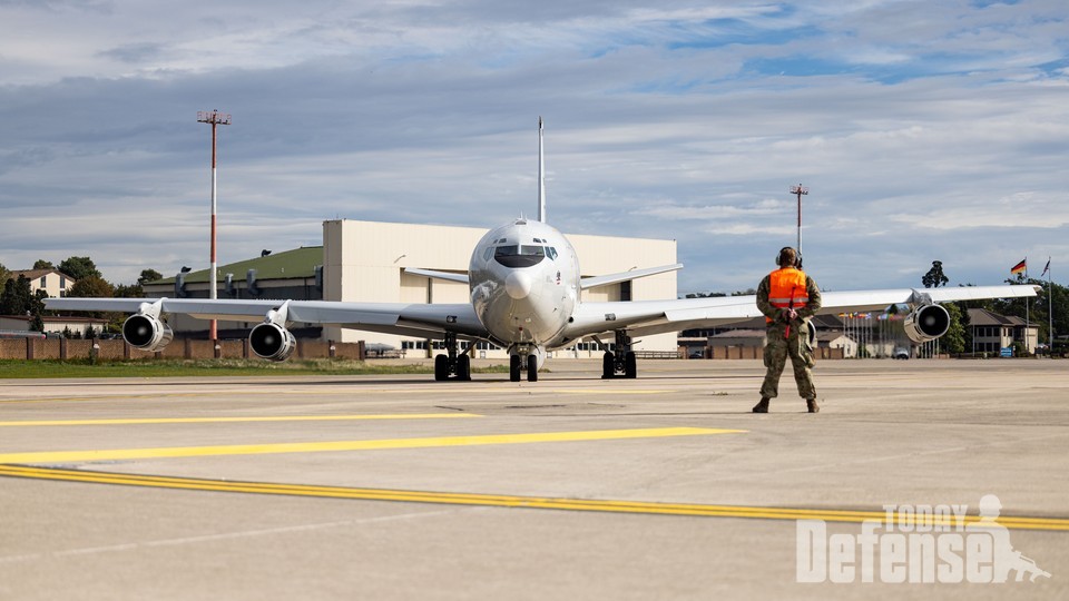 2023년 9월 21일, 독일 람슈타인 공군 기지의 활주로에서 E-8C 조인트 스타즈 통제기가 택싱을 하고 있다. 조인트 스타즈는 2002년부터 취역했다.9월 21일부로 임무에서 해제되어 퇴역을 진행하고 있다.(사진:U.S.Air Force)
