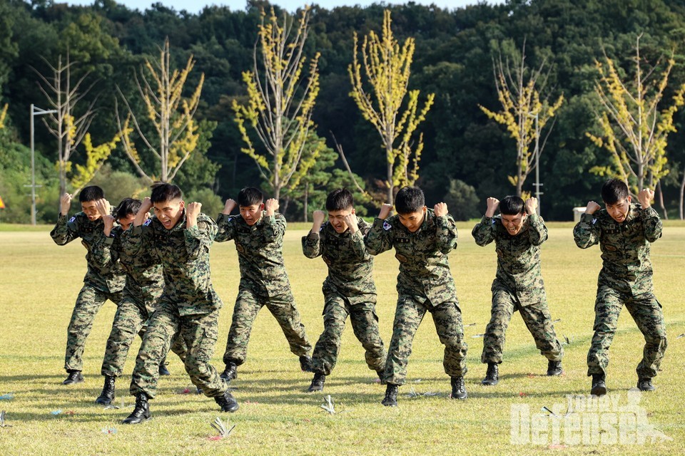육군특수전사령부에서 진행된 특공무술 경연대회에 참여한 장병들이 단체 품새를 선보이고 있다.(사진;육군)