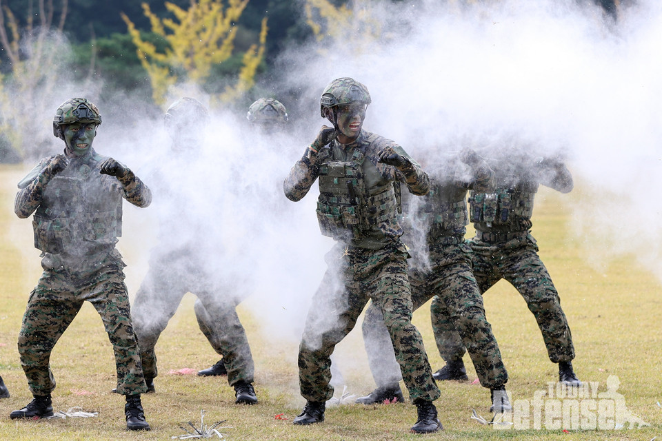 육군특수전사령부에서 진행된 특공무술 경연대회에 참여한 장병들이 창작 품새를 선보이고 있다.(사진:육군)
