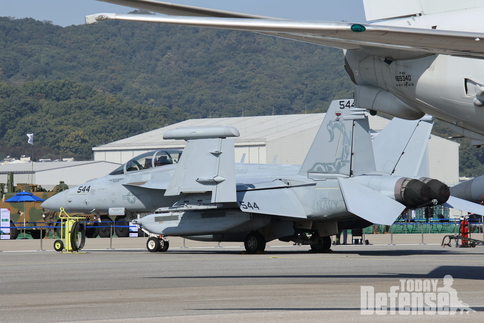 미해군의 EA-18G 그라울러 전자전기가 서울ADEX2023에 참가하고 있다.(사진:디펜스투데이)